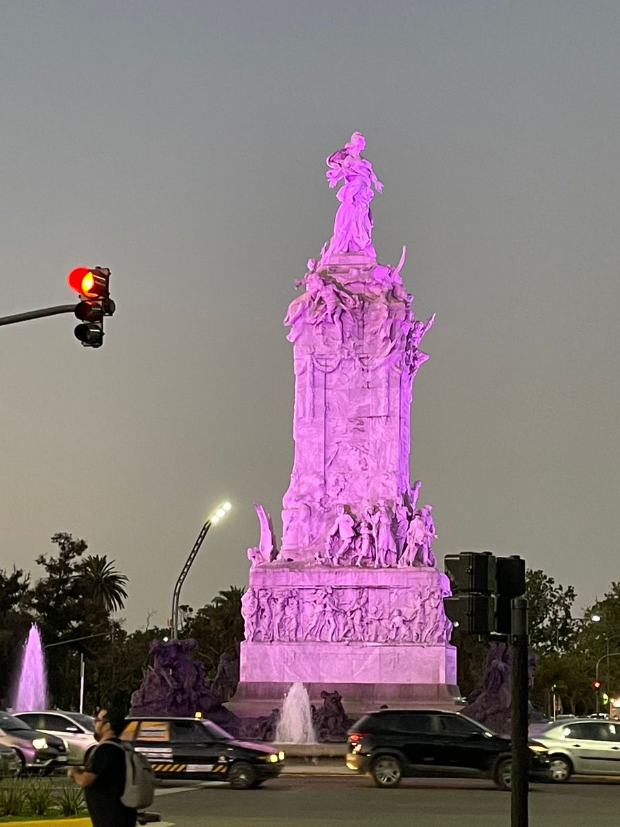 En el Dia Mundial de la #Obesidad el Monumento a los Españoles se vistió de magenta!