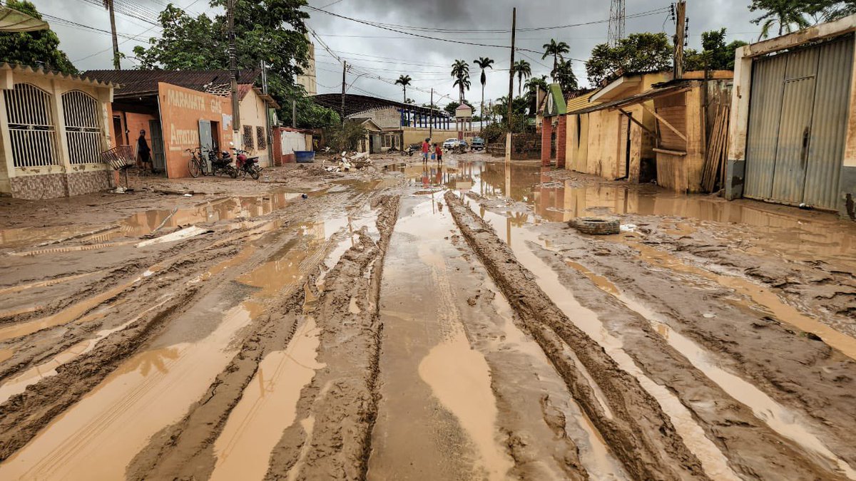 perpetua_acre's tweet photo. #SOSAcre 
A dramática situação na querida cidade de Brasileia, pós enchente, me fez lembrar “Sal da Terra”, canção de Beto Guedes:
“Anda, quero te dizer nenhum segredo/Falo desse chão da nossa casa/Vem que tá na hora de arrumar…
Vamos precisar de todo mundo/Pra banir do mundo a opressão/Para construir a vida nova/Vamos precisar de muito amor…
Terra, és o mais bonito dos planetas/Tão te maltratando por dinheiro/Tu que és a nave nossa irmã…”
Obrigada, ao presidente @LulaOficial por toda ajuda que temos recebido no Acre🙏