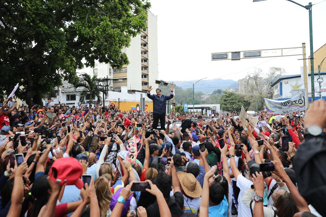 Así recibió la tierra de Guaicaipuro al Presidente <a href="/NicolasMaduro/">Nicolás Maduro</a>! 🇻🇪

#Miranda