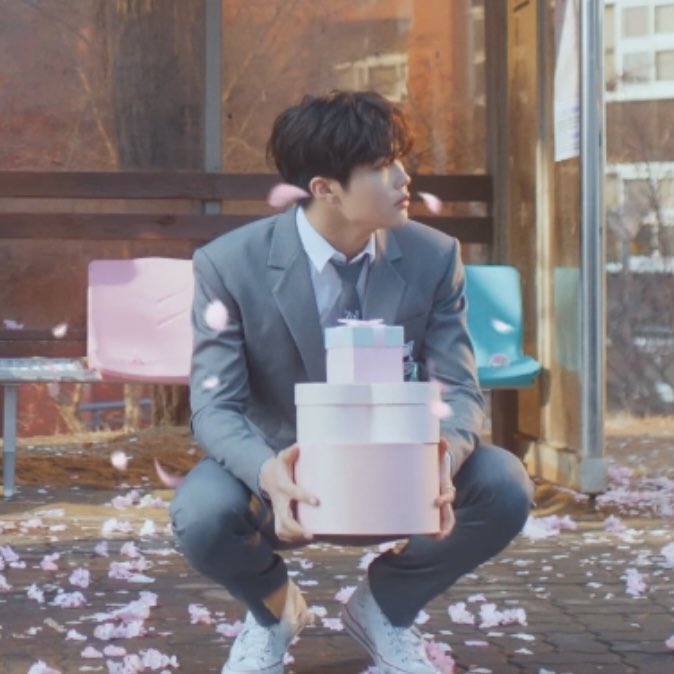 학생.. 보다 회사원.. 같아서 마움이 이상해