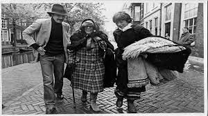 judiithmf's tweet photo. Amiga i companya de molts directors coetanis, coneguda com «die Eisnerin», va ser el pont entre les dues generacions de grans cineastes alemanys, des de Muranu i Lang a Herzog i Wenders, a qui va dedicar nombroses publicacions i entrevistes. https://t.co/K40uRW4tn6