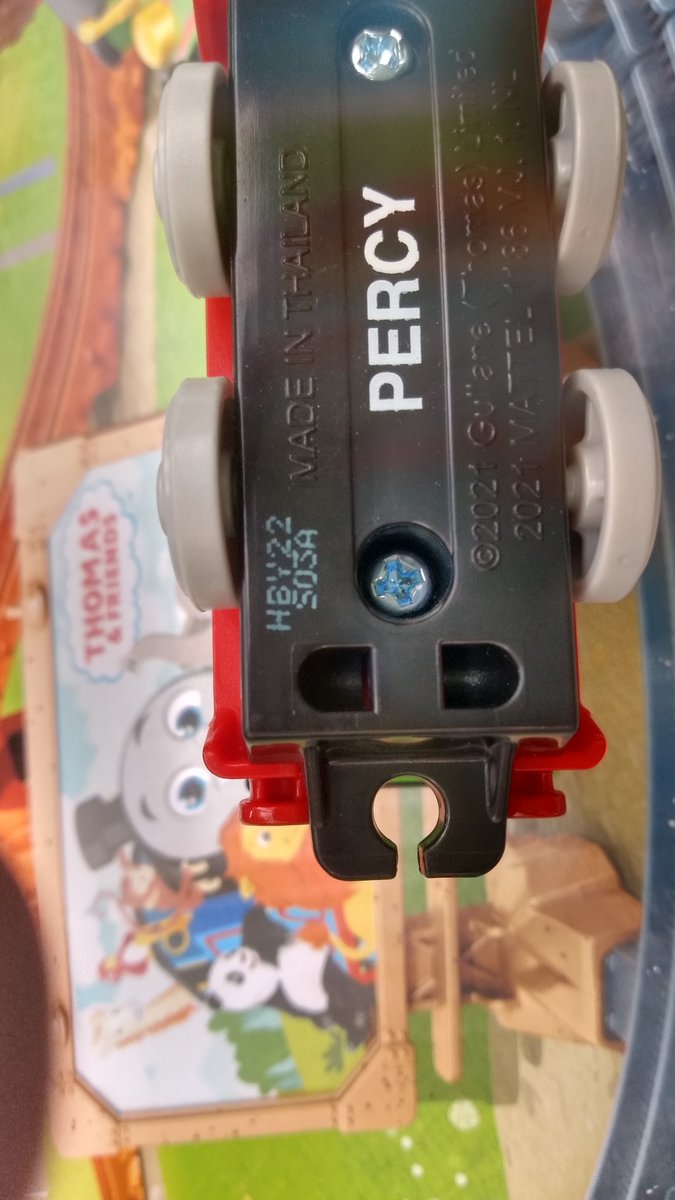 WaifuEstuardo's tweet image. Here sis comparation between the Percy that came in Push along Percy's Adventure set and regular Percy. #Aeg #pushalong #ThomasandFriends #percy