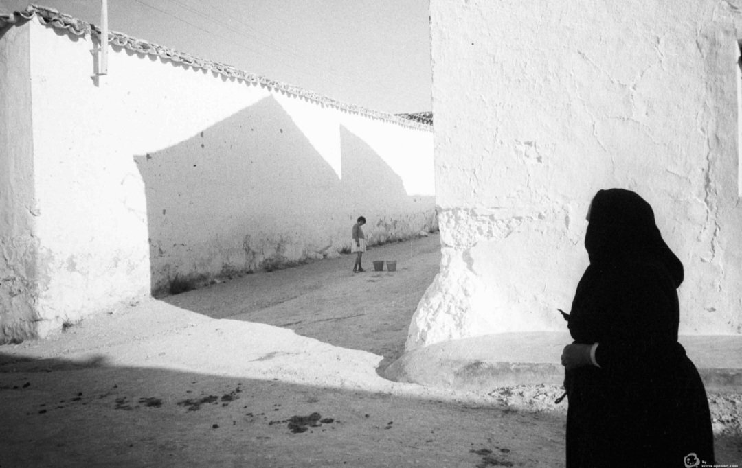 Perplejo's tweet photo. Se ha ido Ramón Masats: uno de los grandes fotógrafos que mostraron la España de los años 50 y 60 y que, junto con Oriol Maspons,  Xavier Miserachs o Gabriel Cualladó, asentaron la influencia de #Barcelona en la #fotografía documental. RIP https://t.co/aLMuLgkRUk