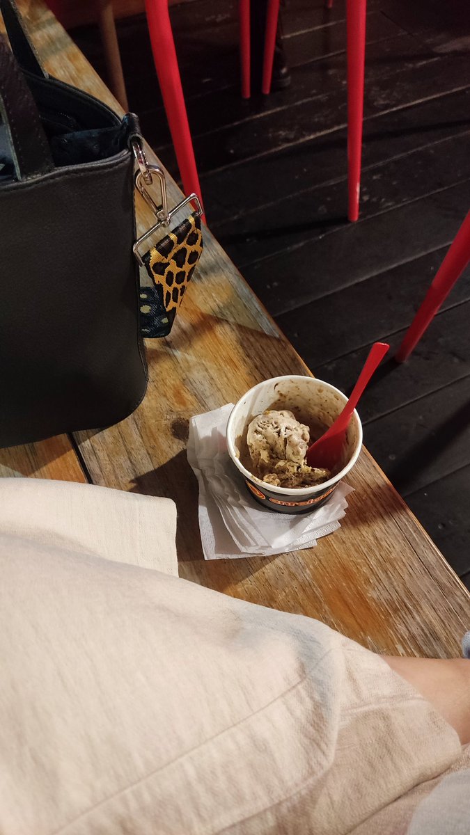 yiandilai's tweet photo. Aquí liberando el estrés ... #heladito para un #lunes intenso... Cómo están mis fans?!😘🥰 https://t.co/oFZ0AIGErf
