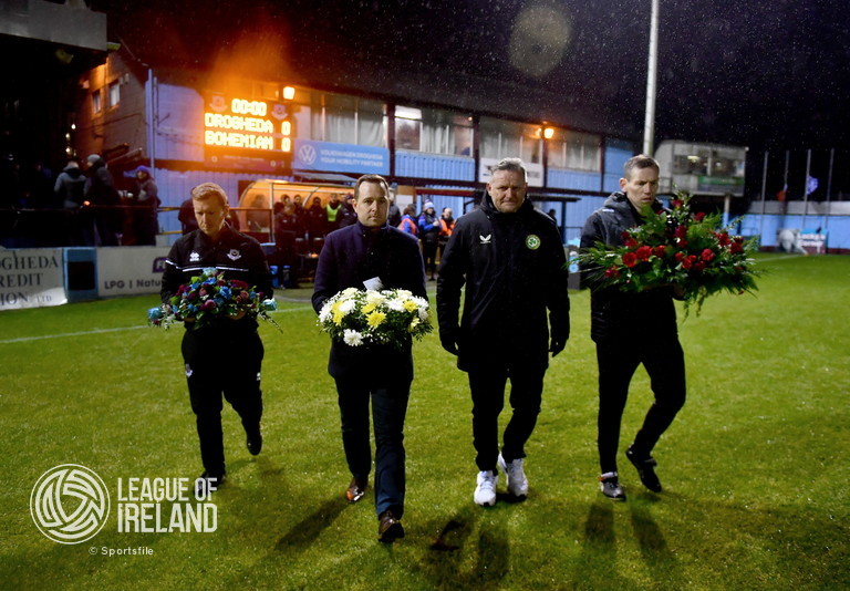 DroghedaUnited's tweet photo. Before kick-off this evening, Drogheda United kitman Barry Sanfey, @bfcdublin kitman Colin O'Connor, @LeagueofIreland Director @markscanlon85 and FAI Kit manager Stephen Egan laid wreaths in the centre circle memory of Brendan Penrose 💜💙

📸 1: @YourDailyDOHs / 2: @sportsfile https://t.co/PBDmjWCaEu