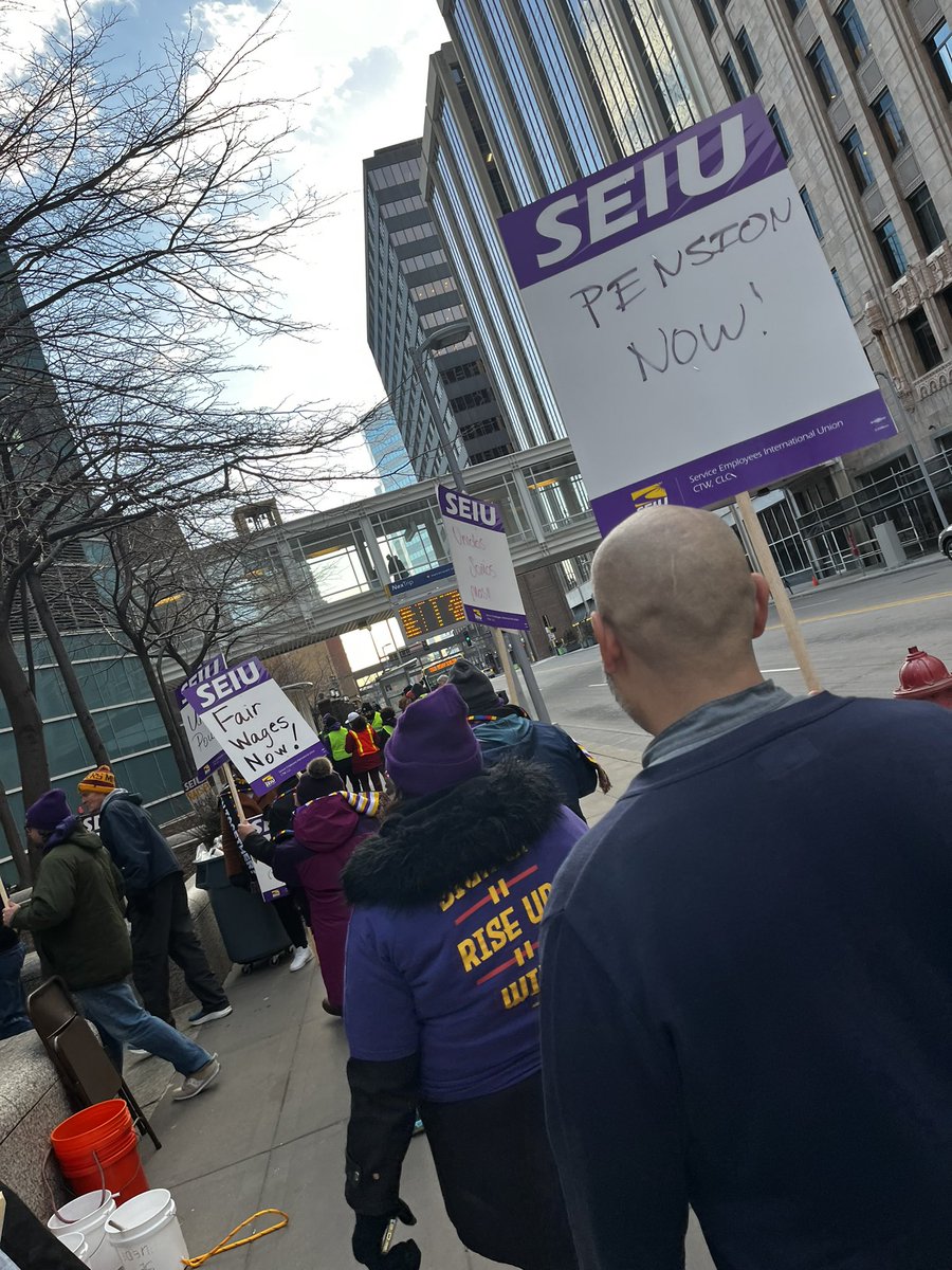 On the line tonight with @SEIU @seiumn So many honks and shows of support here downtown. Minneapolis is with you!!
