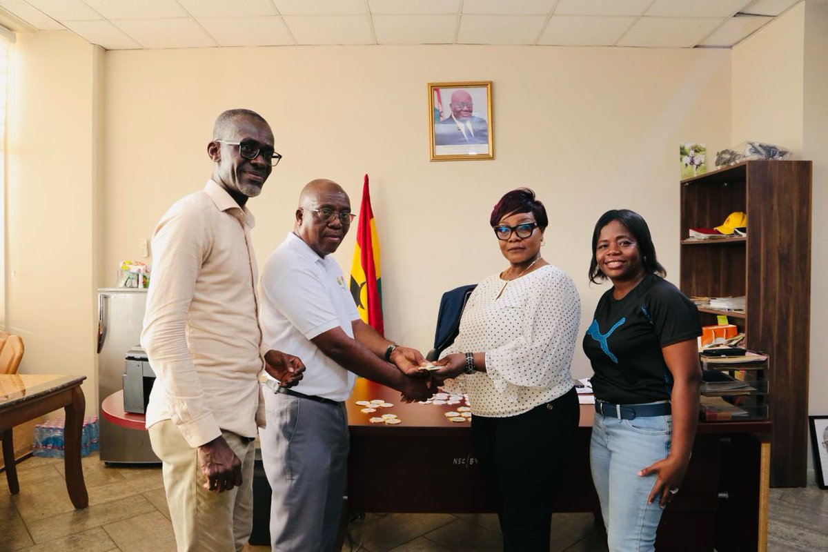 📸Photos 

Mrs. Josephine Agyekum - Wallace,
Deputy Managing Director of the Precious Minerals &amp; Marketing Company Ltd., presenting the gold and silver medals meant for the 2024 President Cup to the Chairman of GHALCA, Mr. Kudjoe Fianoo.

#GhalcaPrezCup #GHALCA