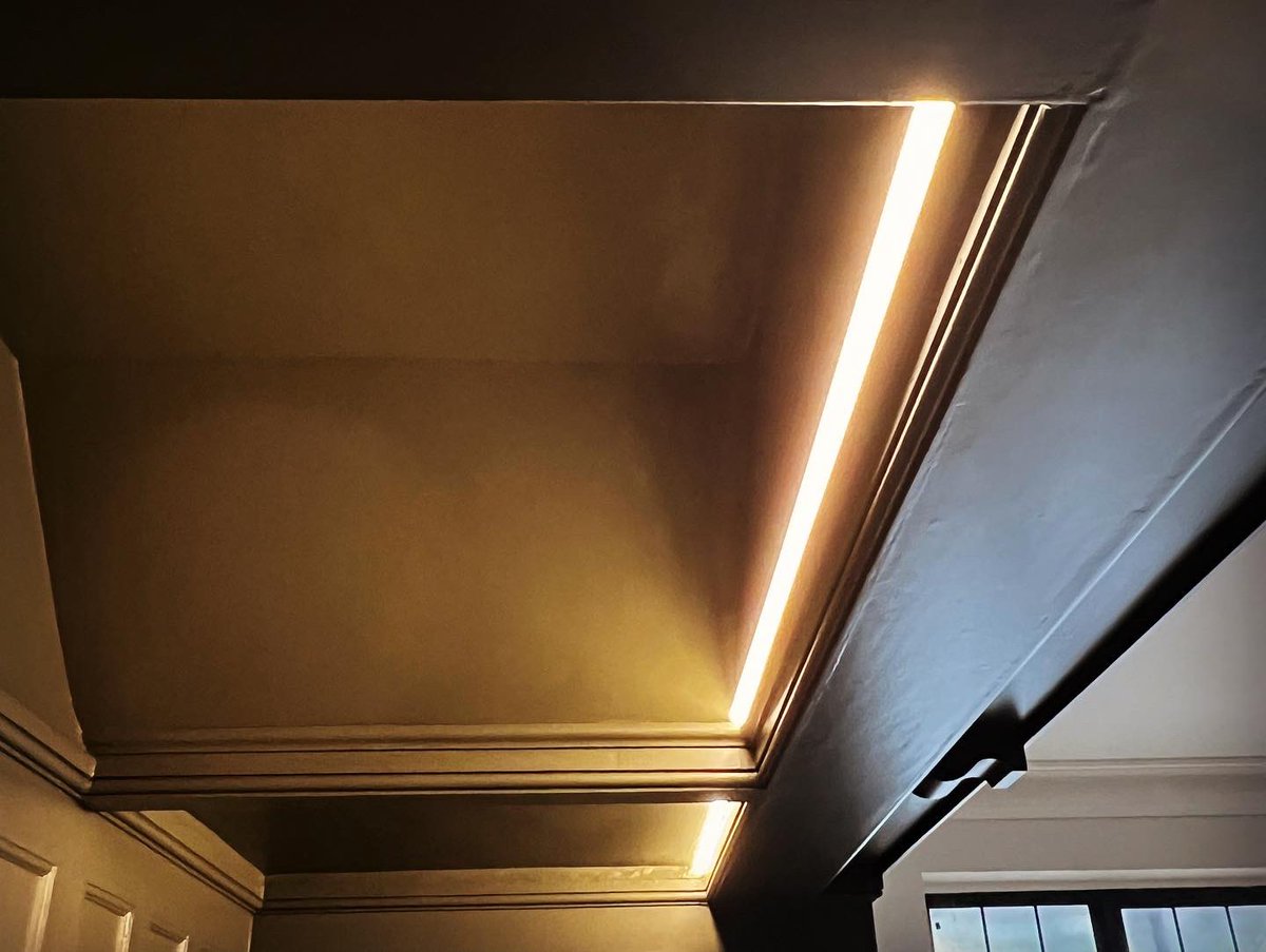 LecEtec's tweet image. Finishing touches 👌 Arcled led strip in angled profile in fireplace and Jim Lawrence pendants 👍 @arcled_  #arcled #arcledlighting #ledprofile #jimlawrencelighting #livingroomlighting #chislehurst  #bromley