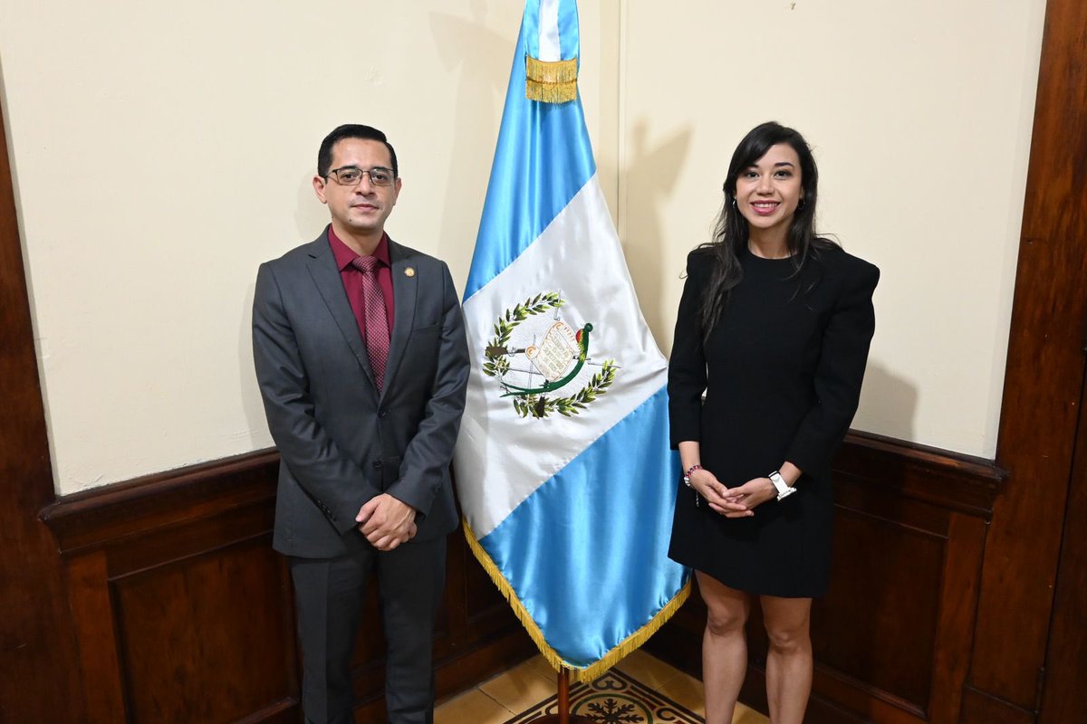 GuatemalaGob's tweet photo. Hemos juramentado a Sara María Fernanda Larios Hernández como la nueva Registradora de la Propiedad Intelectual, asegurando certeza jurídica, así como el fomento y protección de la creación intelectual en Guatemala.
#GuatemalaSaleAdelante https://t.co/aidvnHUUNx