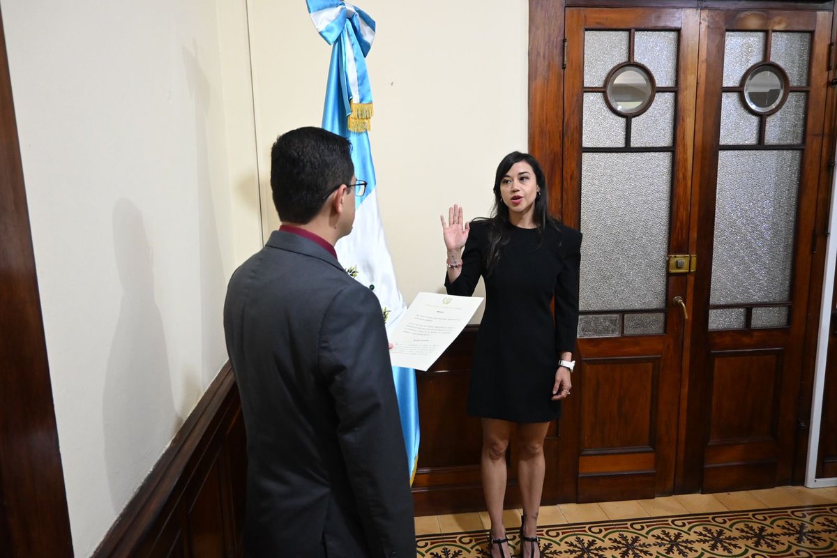 GuatemalaGob's tweet photo. Hemos juramentado a Sara María Fernanda Larios Hernández como la nueva Registradora de la Propiedad Intelectual, asegurando certeza jurídica, así como el fomento y protección de la creación intelectual en Guatemala.
#GuatemalaSaleAdelante https://t.co/aidvnHUUNx
