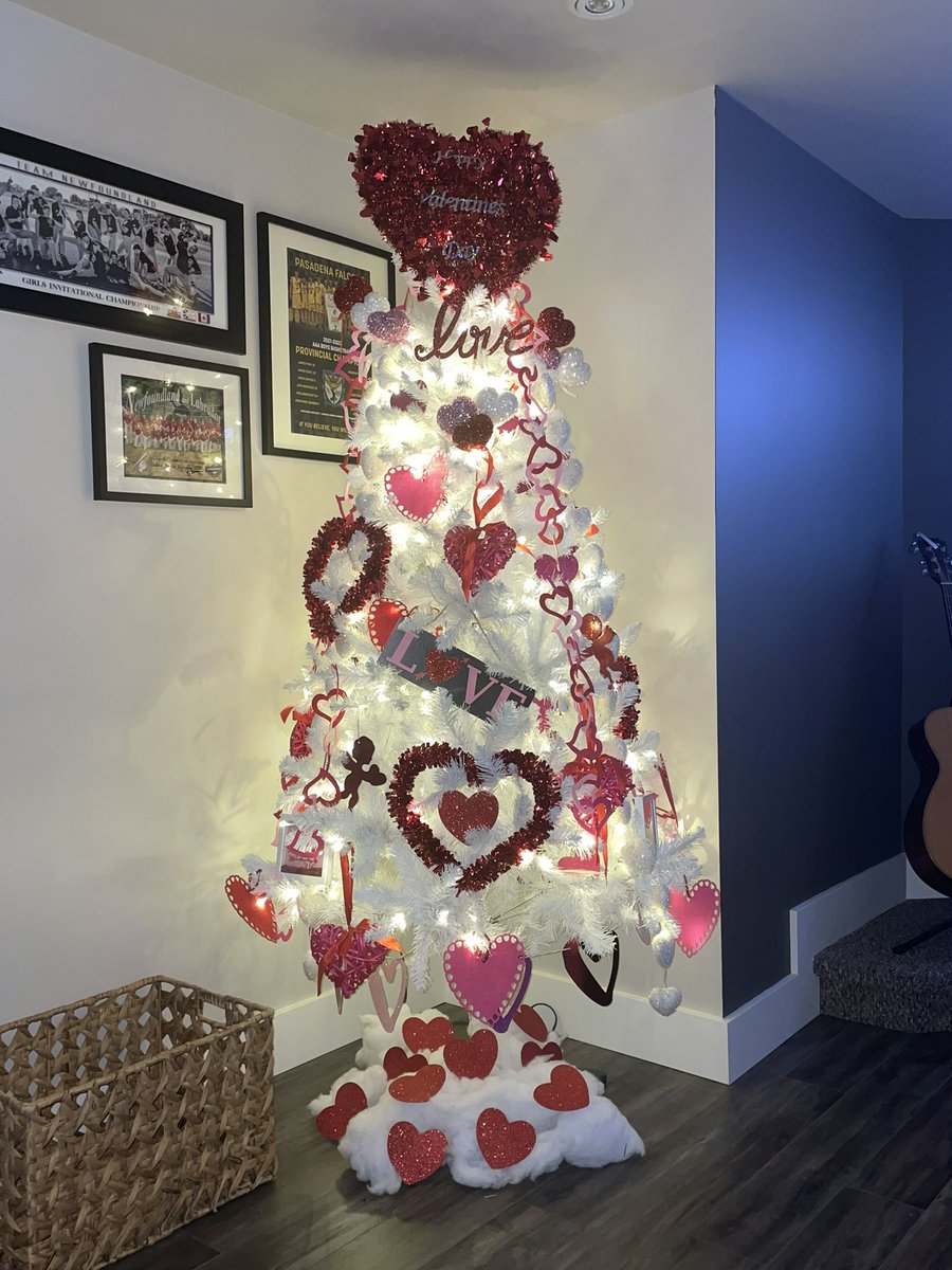 YstoneYstone's tweet photo. Moving on from 🎅🏻 to❤️ to ☘️ #justbecause #decoratingfun https://t.co/pb4vIgVCFR
