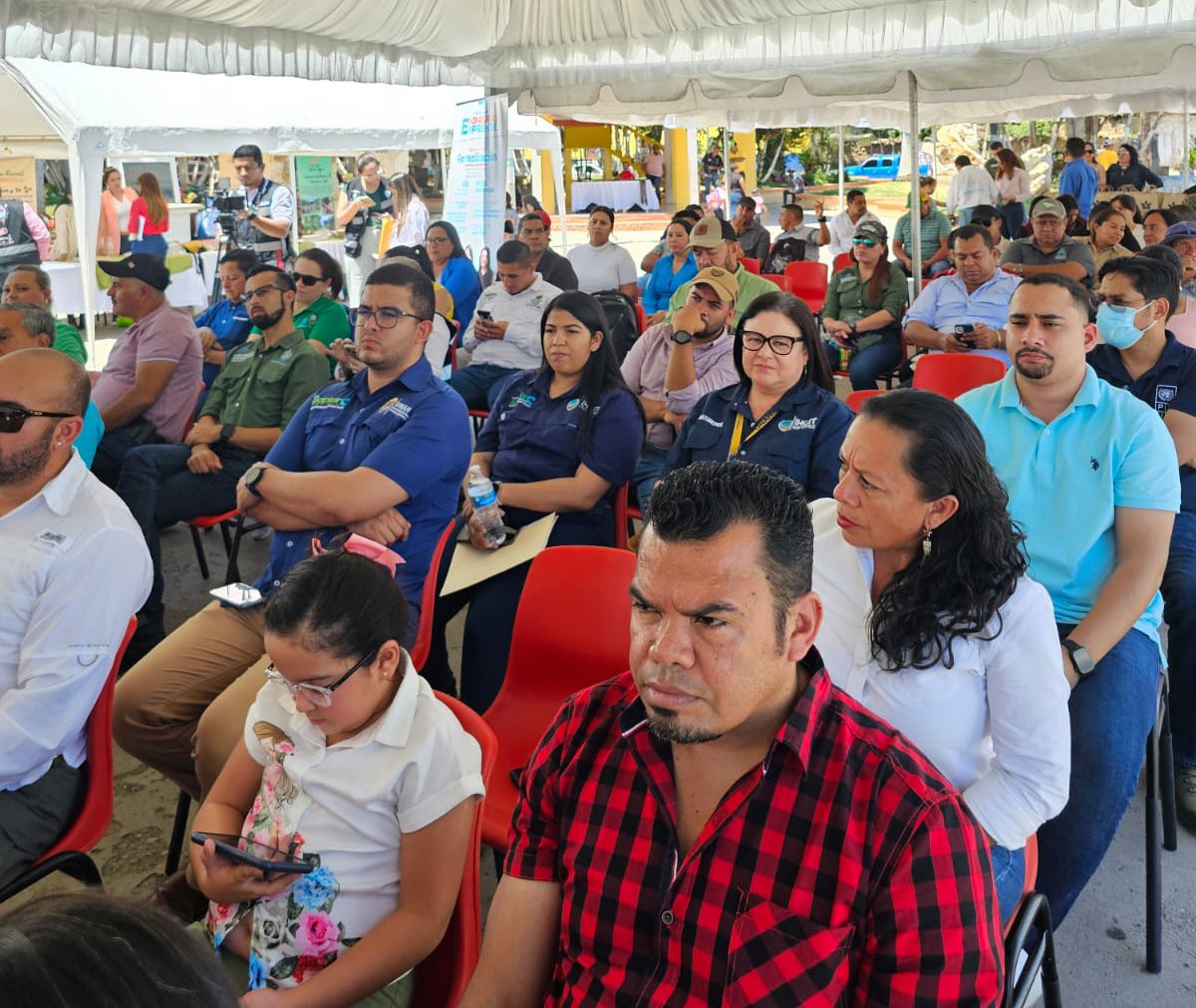 PNUDHonduras's tweet photo. Hoy hemos acompañado a @sernaHN en la clausura de la iniciativa AdaptarC, que ha buscado empoderar a comunidades para cuidar los recursos naturales, y a la vez, generar ingresos.

Gracias al financiamiento de @adaptationfund y con apoyo técnico del @pnud https://t.co/Yf9v2cdiPM