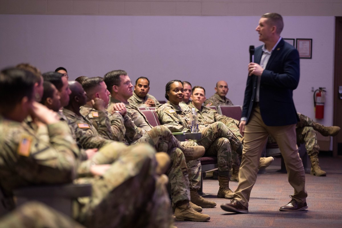 4thInfDiv's tweet image. Great visit with Retired Sgt. Maj. Of the Army Daniel A. Dailey at #4ID during a leadership briefing and Q&amp;amp;A session.

Dailey talked about his time as the 15th Sergeant Major of the Army and his leadership philosophies that led to his success. 

@USArmy
@FORSCOM
@iii_corps