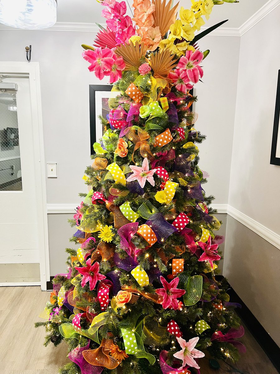WatsUpSwagg's tweet image. The topper tho 🔥🌷🌺🌼 

#seasonaltree #thetreegoat #springtree #treedecoratingservices