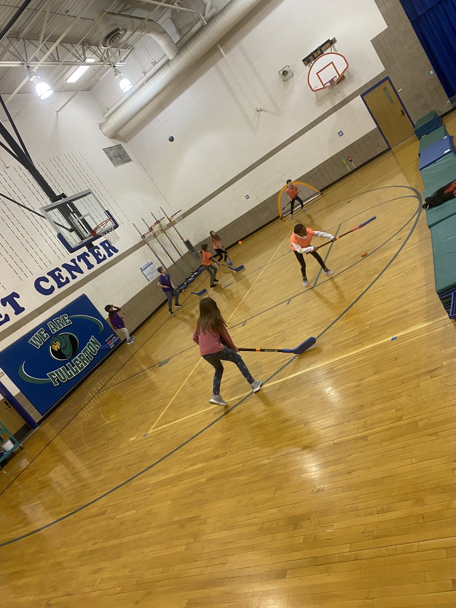MrsSkwira's tweet image. 🥅 🏒 #hockey time! Lots of teams, lots of pucks, lots of reps! #longhandled #PhysEd @OPS_Fullerton @OPSPHYSED
