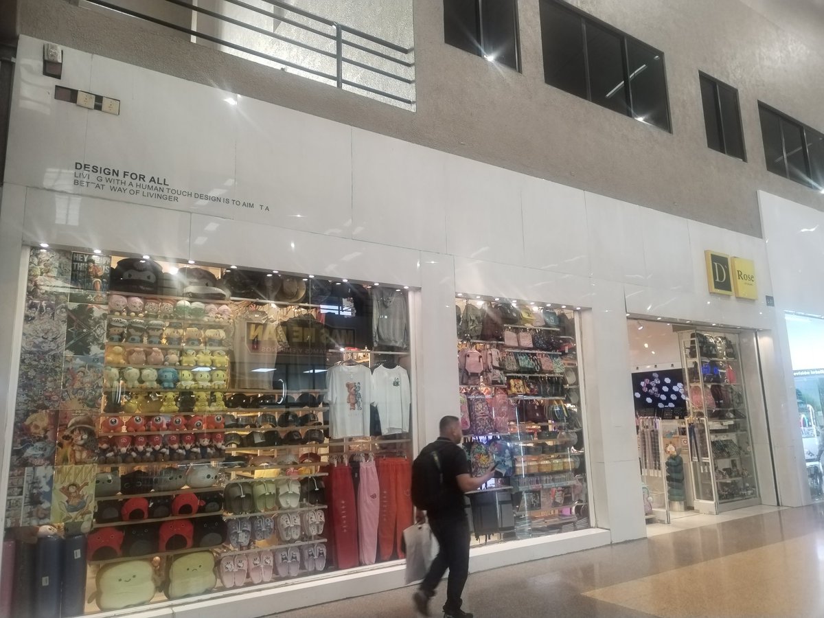 No compren aquí....la encargada de esa tienda es Patana. Se me quedó en la tienda el conector de algo que compré y no me lo devolvieron.
Tienda frente a Más Me Dan de La Terminal de Transporte, Albrook.