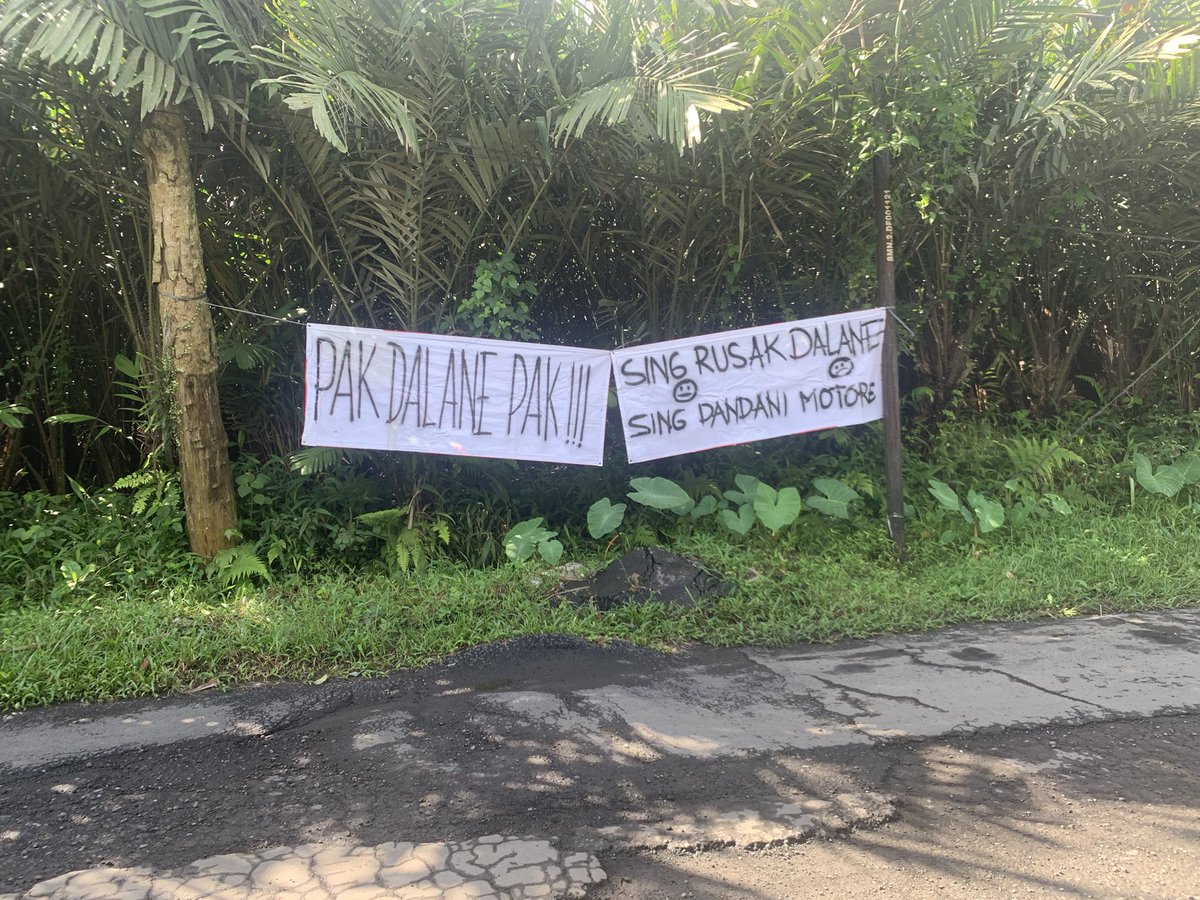 merapi_uncover's tweet photo. Pagi ini bermunculan banner protes tentang jalan rusak dari Perempatan Sedogan - Balerante  |@fatulrohman13 https://t.co/8hgJkVcSTC