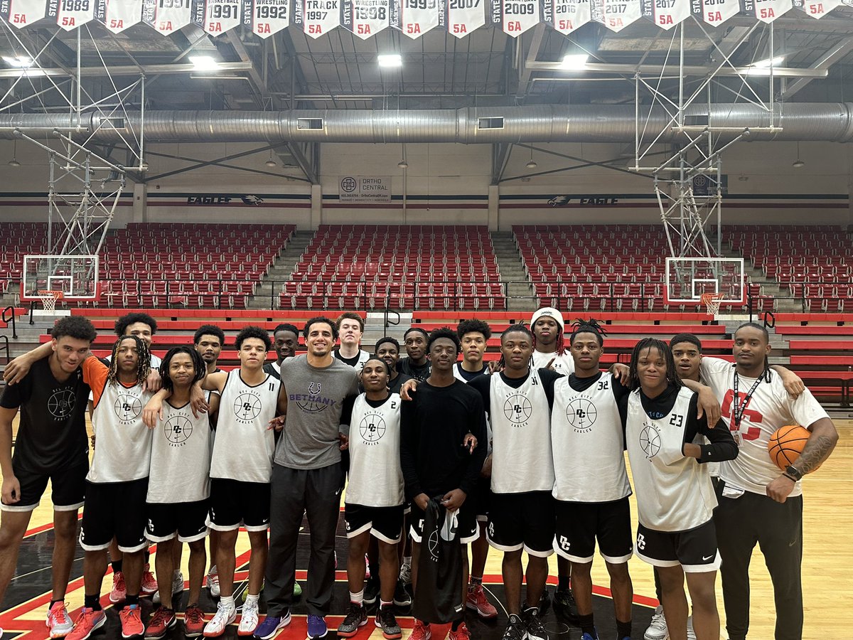 CoachHatchett's tweet photo. State Wk. Day 1:
Put all your focus & effort into winning a Championship. Make sacrifices! The pain of discipline is way more acceptable than the pain of regret. “Del City is a brotherhood!
All Time Leading scorer & HC Bethany HS. #Givingback #DCAlumni #BuiltDifferent https://t.co/RyslLpRt0k