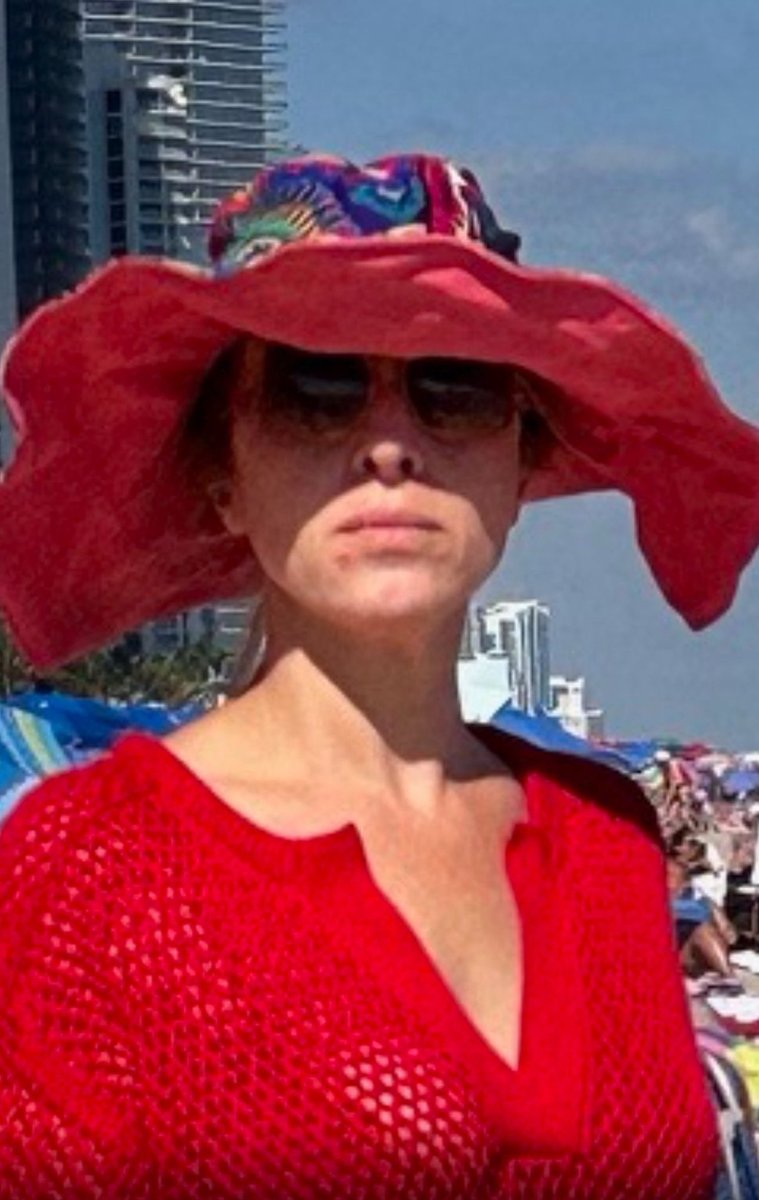 Mi ciela la militante K Carla Peterson, te dice que con este Gobierno se tuvo que ajustar y que perdió el derecho a viajar. Donde estuvo de vacaciones en Enero junto a Martín Lousteau? En Sunny Isles, Miami. Señores, hagan su magia. 👇👊🇺🇸✈️