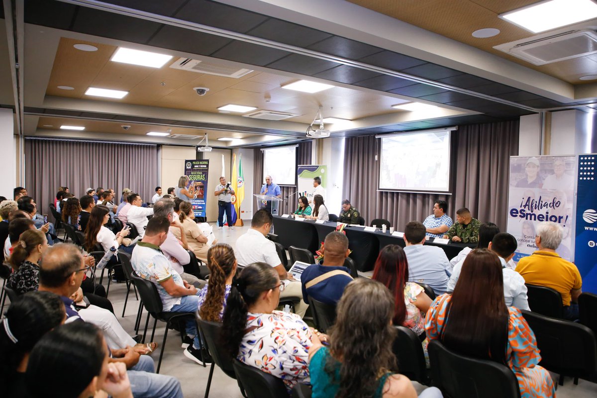 CarlosPinedoC's tweet photo. Los comerciantes y empresarios son el motor del progreso: pagan impuestos, generan empleo y contribuyen al crecimiento económico de la ciudad. Hoy no importa la afiliación política, nuestro único propósito es la transformación de Santa Marta. ¡Trabajemos juntos por la ciudad que merecemos! 💼💪🌟