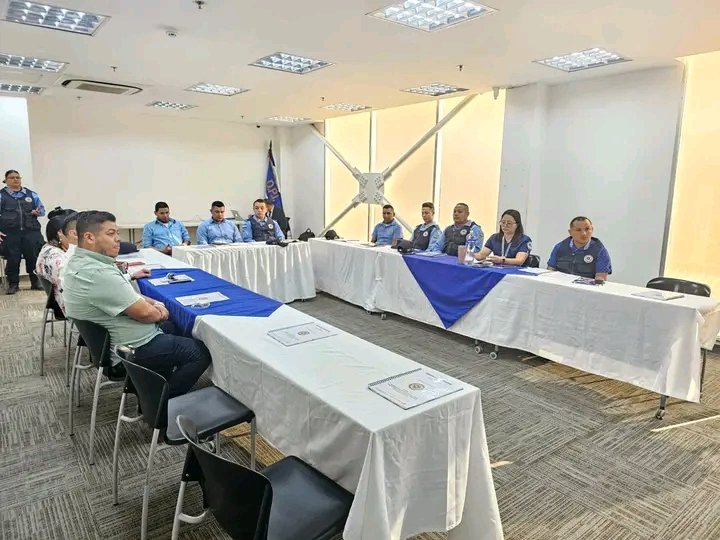 dpi_honduras's tweet photo. #FortalecimientoInstitucional

Funcionarios policiales de la DPI y personal del Ministerio Público son capacitados mediante curso de Testimonio en Corte por instructores y especialistas del programa ICITAP.

#DPI #PNH  #MP #ICITAP https://t.co/SDgig56EMx