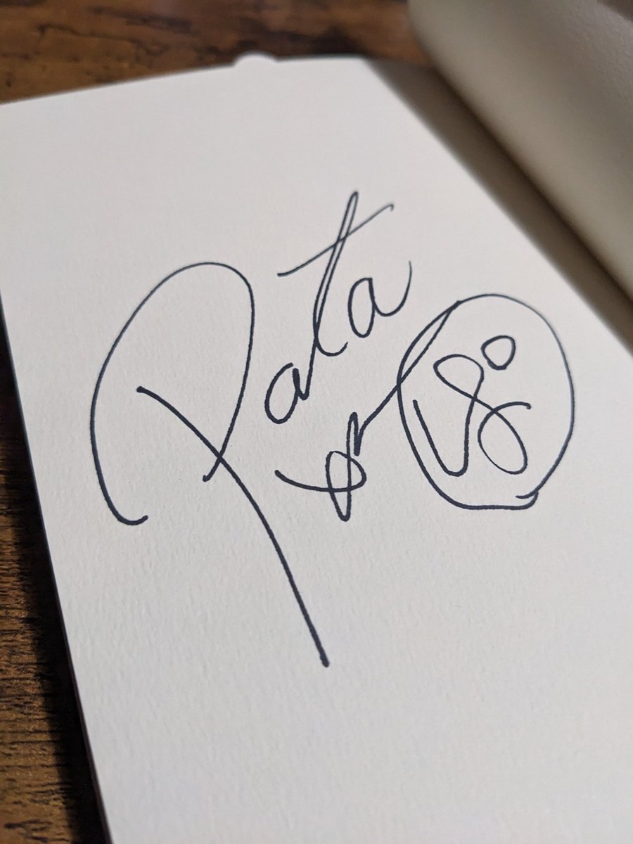 Pukapyu's tweet photo. 遂にお宝ゲット✨🌹📖
(しかもサインおねだりしちゃった☺️)
昨晩寝れなくて半分くらい読んだよ。
PATAの人柄が表れてて温かい気持ちになる💕
まるでヤツと飲みながら思い出話を聞いてるようだ🍻
ヤツはいつだって真心がある💘
やっぱり誠意って大事だよなぁ https://t.co/vXZbRdE9rb