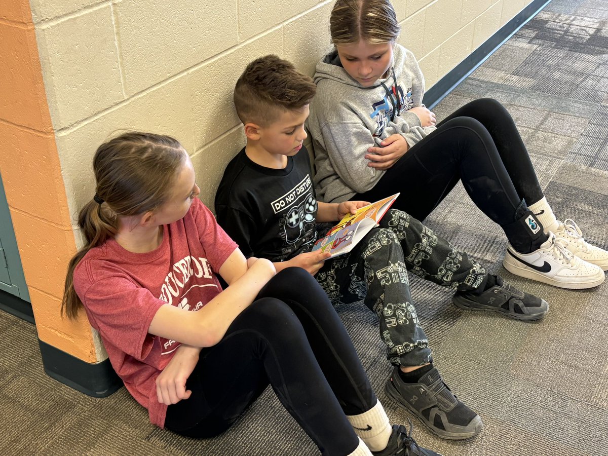 Jennifer1266's tweet photo. Buddy reading with 6th graders @BentzDon today for #SCRAA. @ShellCreekVikes #lakeviewvikes https://t.co/LQ5RhOb17p