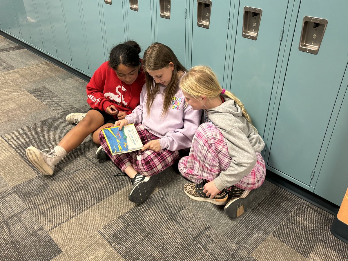 Jennifer1266's tweet photo. Buddy reading with 6th graders @BentzDon today for #SCRAA. @ShellCreekVikes #lakeviewvikes https://t.co/LQ5RhOb17p