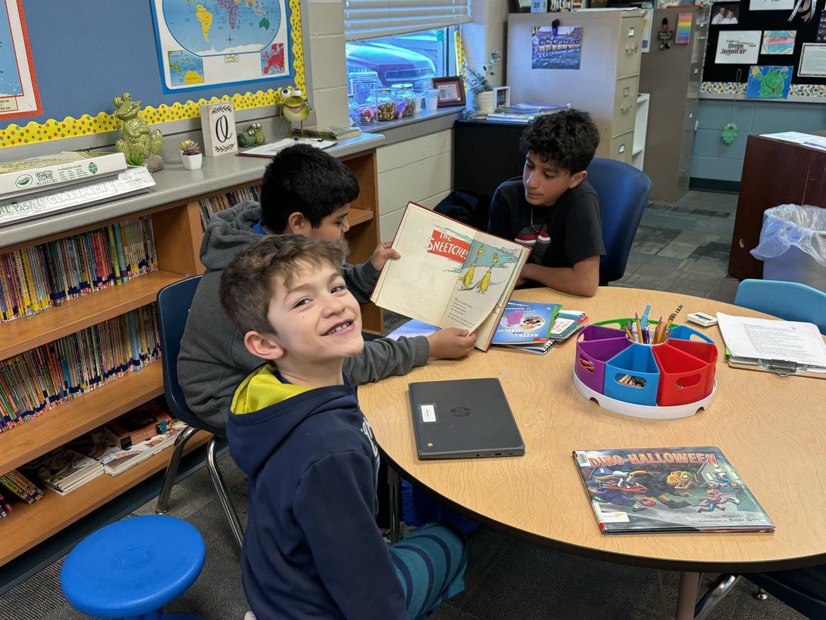 Jennifer1266's tweet photo. Buddy reading with 6th graders @BentzDon today for #SCRAA. @ShellCreekVikes #lakeviewvikes https://t.co/LQ5RhOb17p