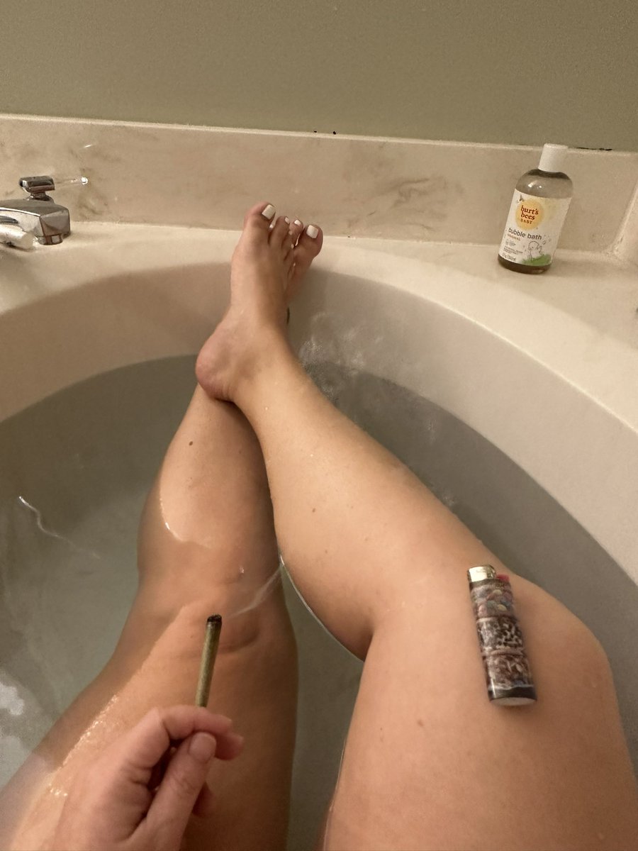 Shelley_Knight1's tweet photo. “I want devil horns. I want to breathe in your ash. I want to leap when you want me to fly.” #PiercetheVeil #FloralandFading #StonerFam #Strain #GrapeCake #Feelingbetter #thickthighssaveslives #wematter 😂✌️💛🔥🛁 https://t.co/kzpLMT6VP9