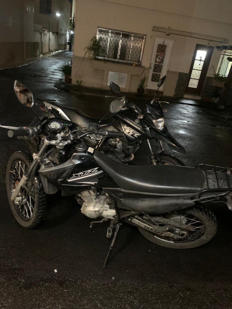 Camaleaofonseca's tweet image. Roubaram minha moto na zona norte, avn imirim próximo ao cemitério chora menino.
Foto da moto e da cara do comédia, me ajudem a deixar ele famoso