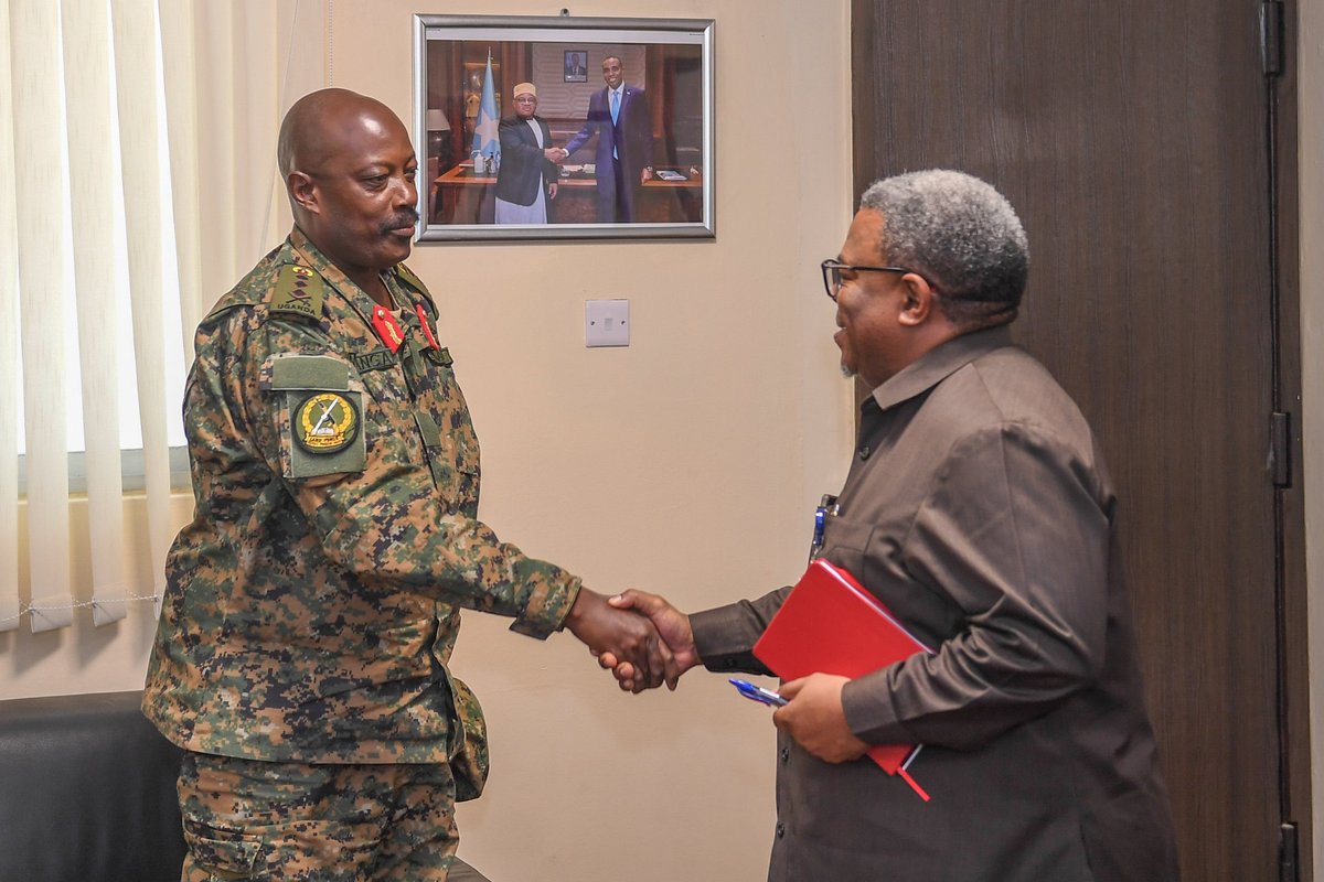 TrillUganda's tweet image. Lt. Gen. Kayanja Muhang paid a courtesy call today on the SRCC and Head of #ATMIS Amb. @Souefmo_elamine.
Discussions centred on the current security situation, #ATMISDrawdown &amp;amp; post-ATMIS security plans. Deputy SRCC Sivuyile Thandikhaya Bam also attended the meeting.