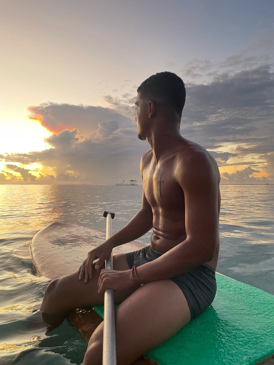 TiAgovalentin02's tweet photo. Faça amor, não faça guerra 🎶🏄🏽‍♂️🐚☀️ https://t.co/vt3ATEXdj4