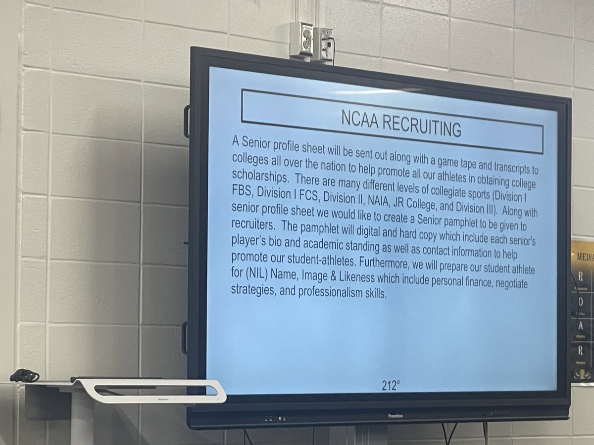 FCHSTIGERSPORTS's tweet photo. Coach Solomon speaking to our 8th grade π parents. #thefuture #212degrees #onedegree #hardworkstartstoday π
π€π https://t.co/YES6W0KSaO