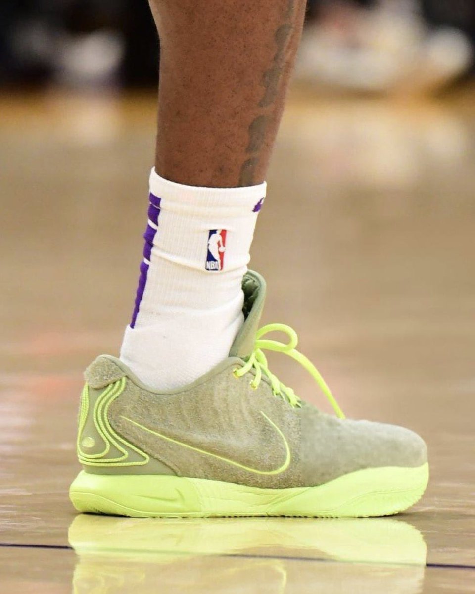 NBACentral (@thedunkcentral) on Twitter photo 🚨 GIVEAWAY 🚨
In celebration of LeBron James' new milestone, we are giving away his 40,000 career points Nike LeBron 21!
How to enter:
✅️ Follow <a href="/kickscrew/">KICKS CREW</a>
✅️ Retweet
✅️ Comment your favorite LeBron moment
Full Details: bit.ly/48U4krf 🚨 GIVEAWAY 🚨
In celebration of LeBron James' new milestone, we are giving away his 40,000 career points Nike LeBron 21!
How to enter:
✅️ Follow <a href="/kickscrew/">KICKS CREW</a>
✅️ Retweet
✅️ Comment your favorite LeBron moment
Full Details: bit.ly/48U4krf