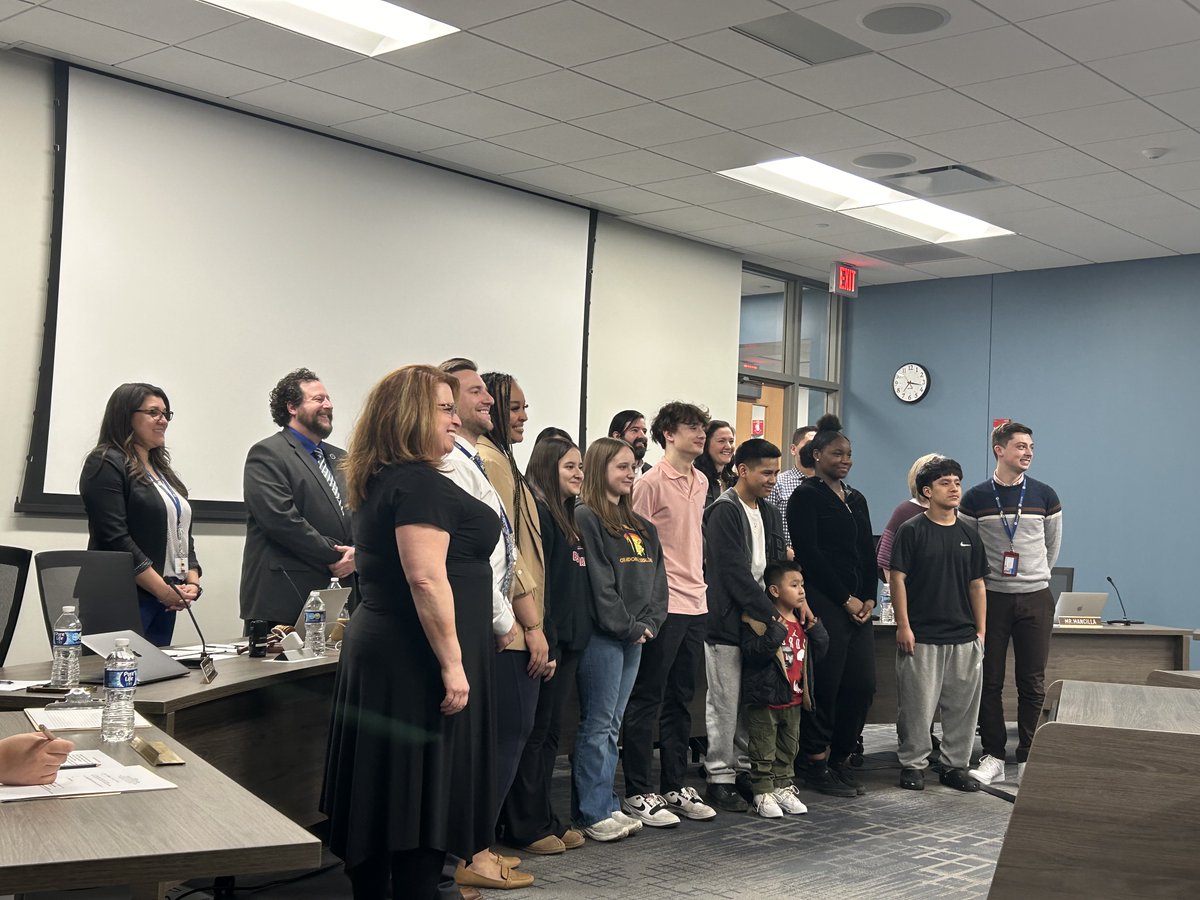 Great having @D59Holmes students sharing their experiences working with our youngest @D59ELC students to kick-off tonights Board Meeting. It was a great opportunity to share all of the aspects of this wonderful partnership between the ELC and Holmes. #D59Learns