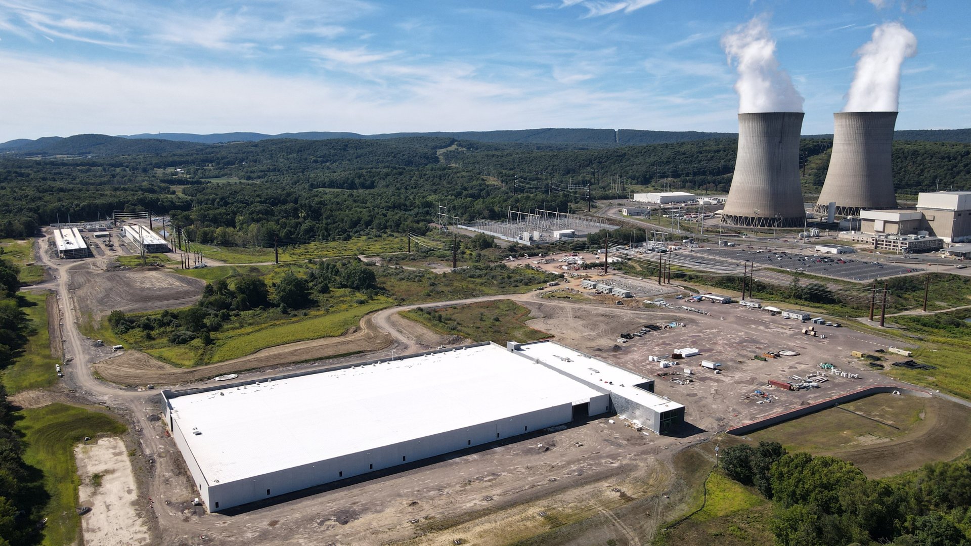 Glenn K. Lockwood sur X : "Amazon vient d'acquérir un complexe de centres de données, évolutif jusqu'à 960 MW, qui est colocalisé avec une centrale nucléaire de 2.5 GW en Pennsylvanie. L'image seule