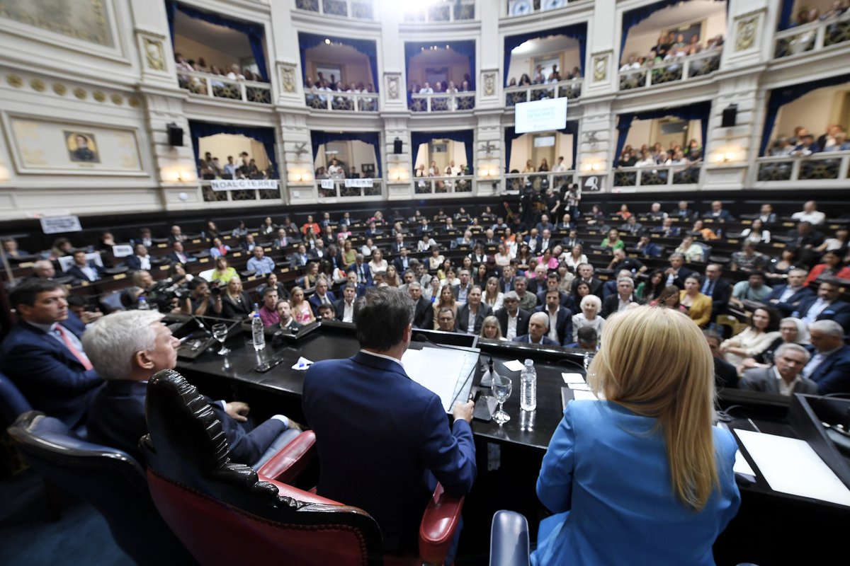 Frente a un gobierno nacional que abandona a los jovenes, a los trabajadores y jubilados, hay un gobierno en la Provincia de Buenos Aires que invierte en educación, salud y trabajo para seguir mejorando la vida de las y los bonaerenses. 

Acompañamos a <a href="/Kicillofok/">Axel Kicillof</a> en la Apertura