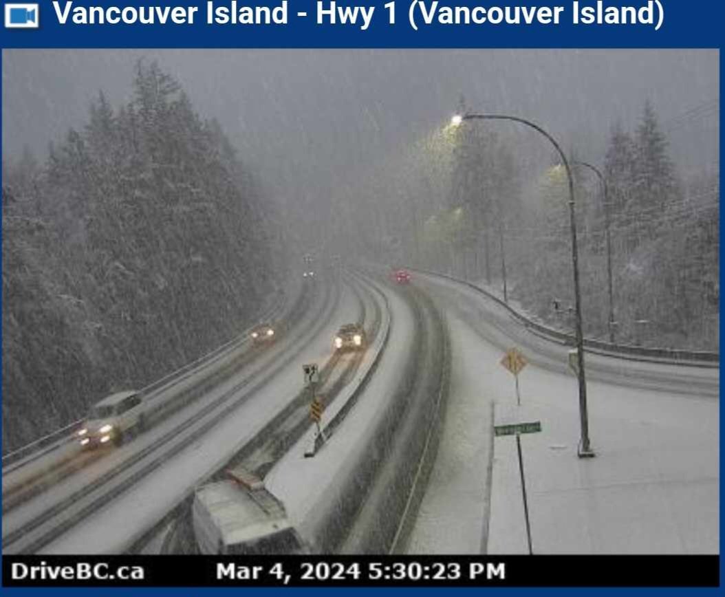 Winter driving conditions on the #Malahat. A heavy wet snowfall is moving through south #VanIsle. Reduce your speeds and open up your traveling distance to the vehicle in front of you. #ShiftIntoWinter #SnowEvent #ServiceArea1 @yyjtraffic @DriveBC