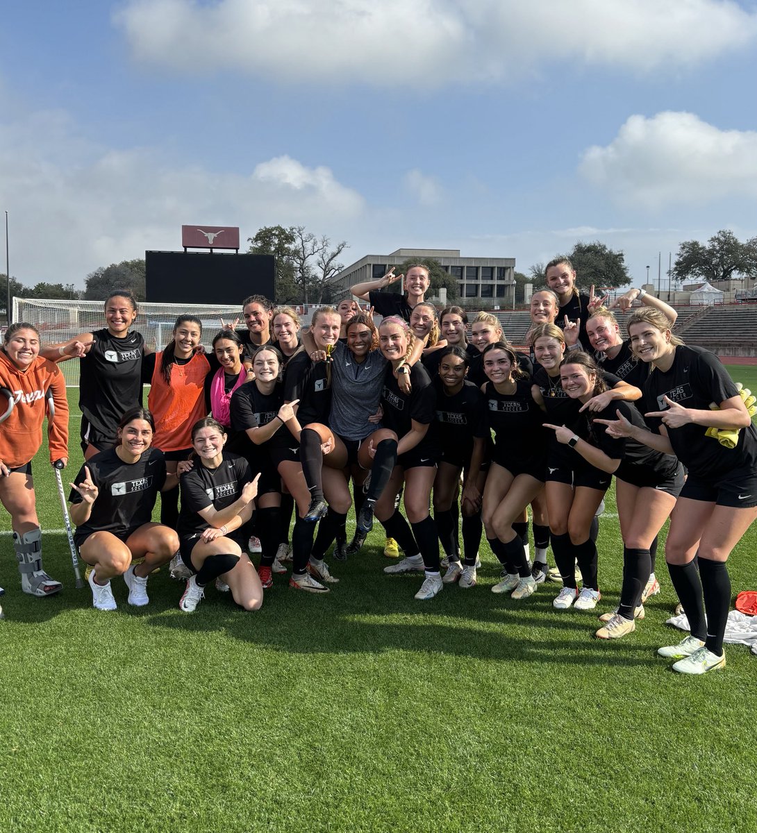 Week #6 G.U.S. Teammate of the Week…@breananycole2 is celebrated by the @TexasSoccer Squad!!🤘 #RunWithTexas