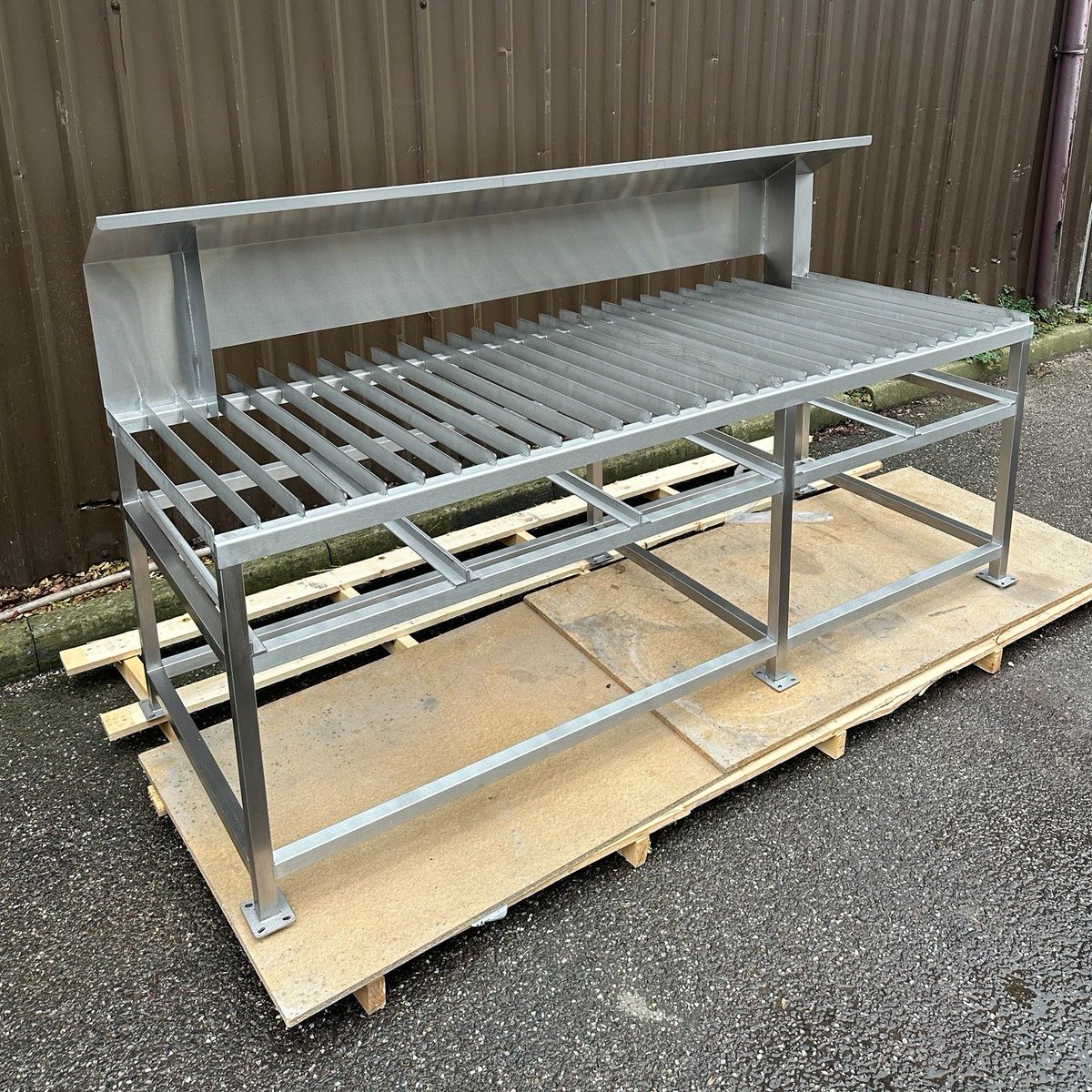 This is one of our recent projects - a Cleaning Station Table! This project was for a bakery, made with stainless steel, neat clean welds and a nice hygienic finish. Ending with a very happy customer! 🤩
#highstandards #EngineeringExcellence #WeldingExcellence #fabrication #weld