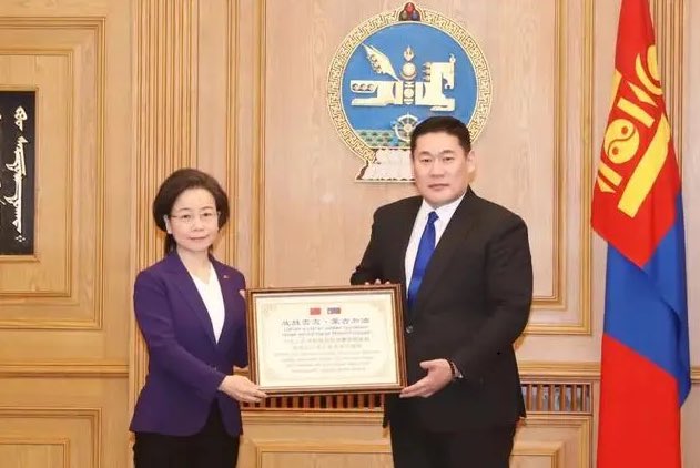 БНХАУ-ын засгийн газраас Монгол улсын засгийн газарт мөс, цасны зудын гамшигтай тэмцэхэд үзүүлж буй яаралтай тусламжийг хүлээлгэн өгөх ёслолын ажиллагаа 3-р сарын 4-нд Монгол улсын Төрийн ордонд боллоо.