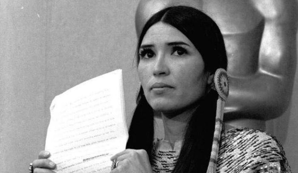 'Se non siamo l’angelo custode di nostro fratello, almeno lasciateci non essere il suo carnefice.”

Il #5marzo 1973 #MarloBrando non ritirò l'Oscar per 'Il Padrino'. Al suo posto mandò #SacheenLittlefeather con una lettera che ancora oggi è un atto d'accusa contro il potere.