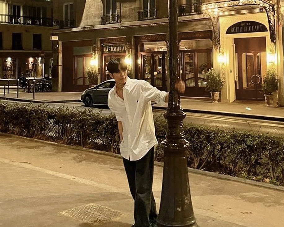 KISSYJEONS's tweet photo. juyeon in paris ౨ৎ https://t.co/P6DDCssXBf
