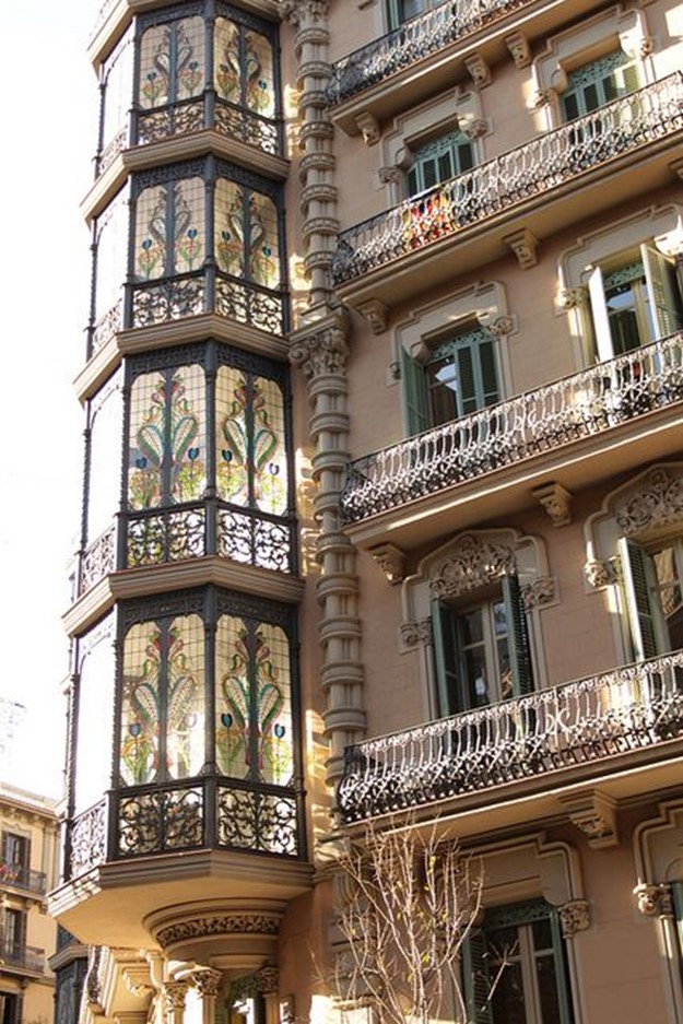 Just admiring the fine ironwork and leaded glass on these bay windows on the art nouveau Casa Jaume Forn, in the Eixample district of Barcelona (1904) (photo: theangeladee) flickr.com/photos/theange…