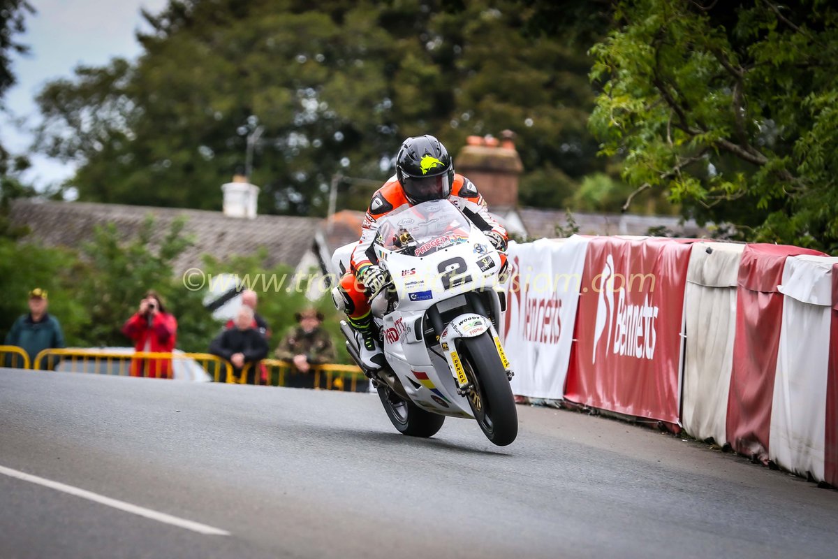 Bruce on the @PadgettsRacing1 Yamaha for #twostroketuesday A fantastic sight, sound and smell !! (if you're looking at this tomorrow it's #wheeliewednesday ! )