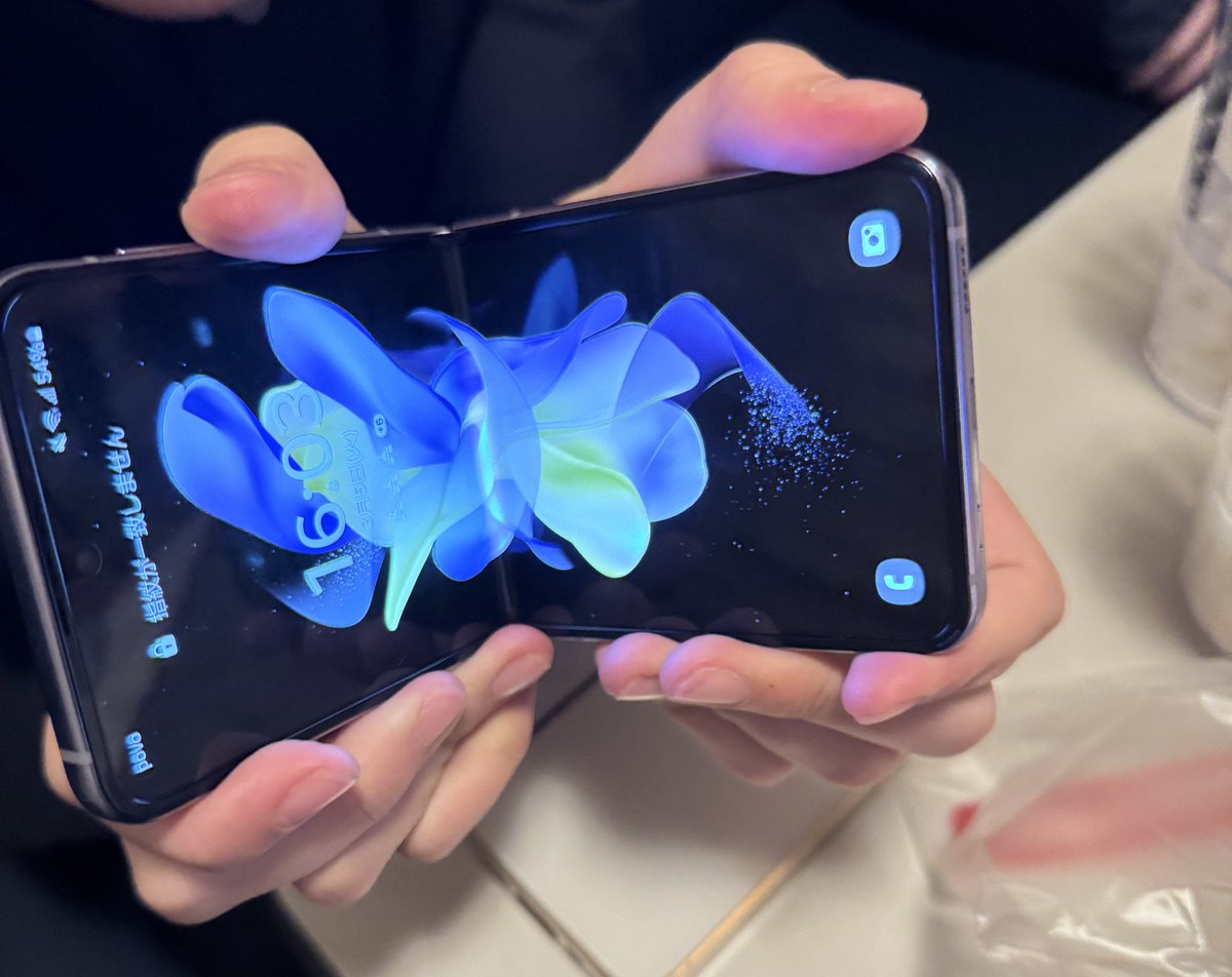 ZFlip4で喜んでいる