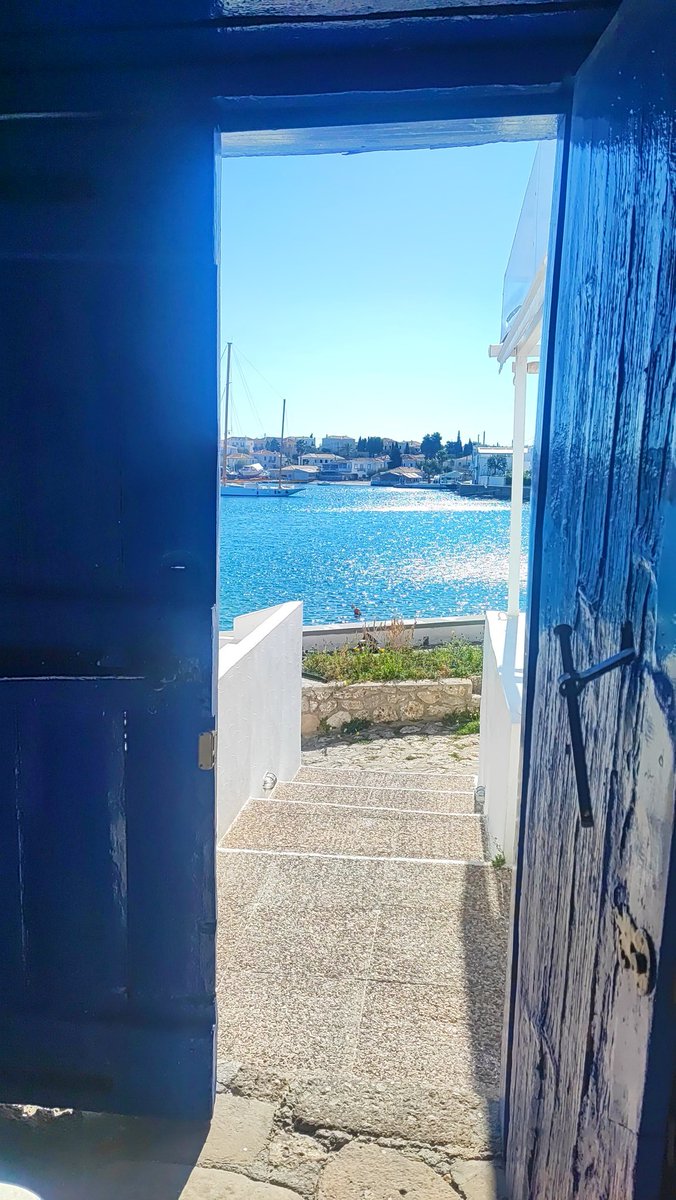 tipsifisatere's tweet image. Office view #spetses