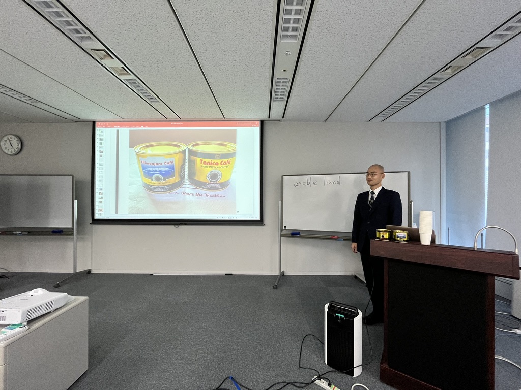 【ご報告】東京都立大学で講師をやりました。「コーヒーで見るアフリカ」というテーマで、90分×3回なのでいっぱい喋りました！コーヒーの香りがする（物理的にも）講義にしました。
今後も都立大でたまに教える予定なので、機会があればご参加ください〜。執筆や講演のご依頼も待ってます！