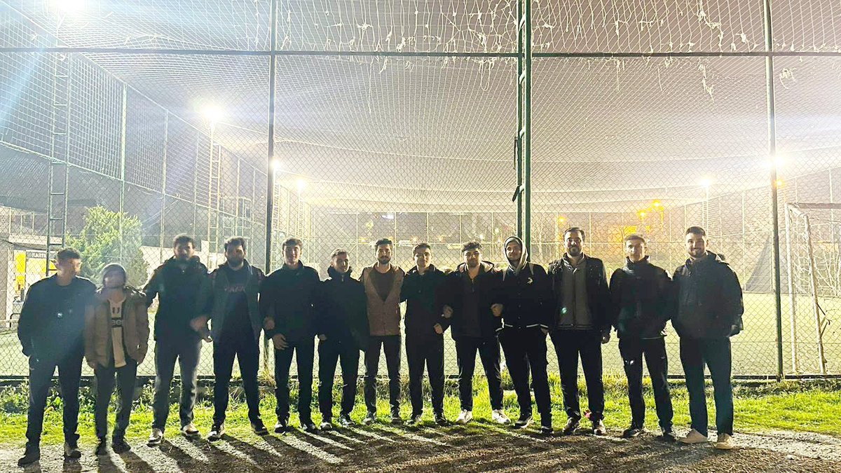 Mü’minler birbirlerini sevmede, birbirlerine karşı sevgi ve merhamet göstermede tek bir beden gibidir.  (Müslim, Birr, 66)

📌AGD Marmara Hukuk Fakültesi olaraka karma fakültelerle halı saha etkinliğimizi gerçekleştirdik.